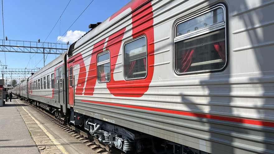 На окраине Саратовской области застрял поезд