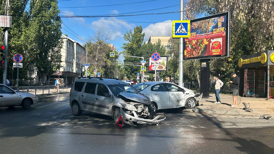 Пенсионеры разбились в жесткой аварии со столбом в центре Саратова