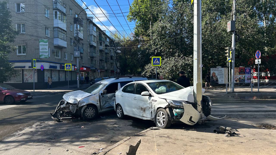 Пенсионеры разбились в жесткой аварии со столбом в центре Саратова