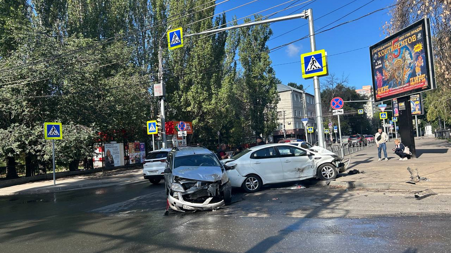 Пенсионеры разбились в жесткой аварии со столбом в центре Саратова