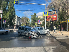 Пенсионеры разбились в жесткой аварии со столбом в центре Саратова