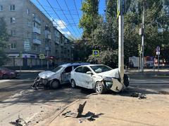 Пенсионеры разбились в жесткой аварии со столбом в центре Саратова