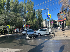 Пенсионеры разбились в жесткой аварии со столбом в центре Саратова
