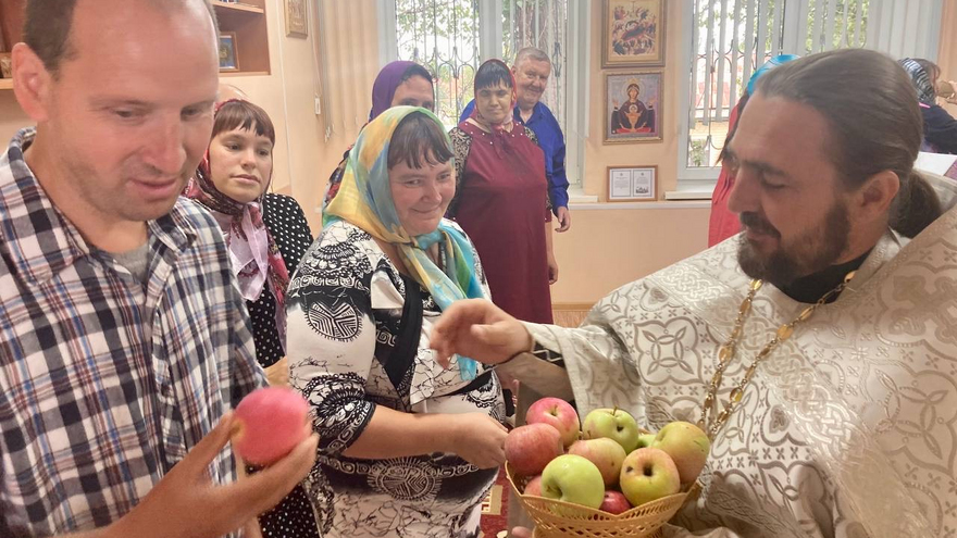 В храме Энгельсского дома-интерната отметили Спасы