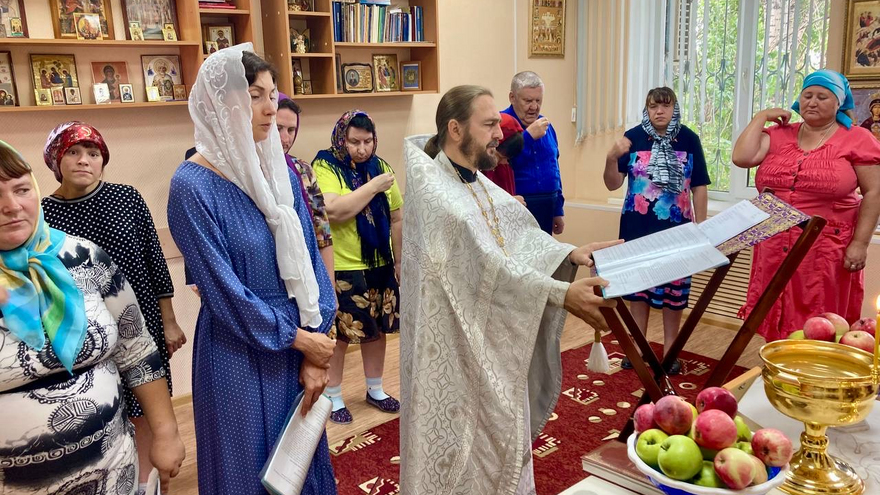 В храме Энгельсского дома-интерната отметили Спасы