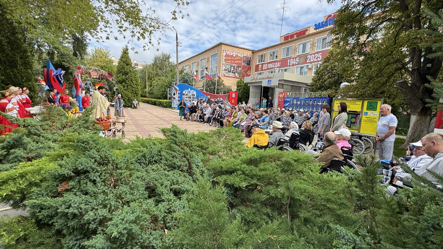 В храме Энгельсского дома-интерната отметили Спасы