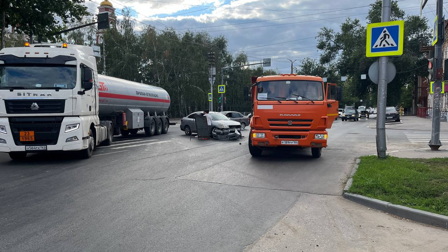 Аварии с грузовиками вызвали крупные заторы в центре Саратова