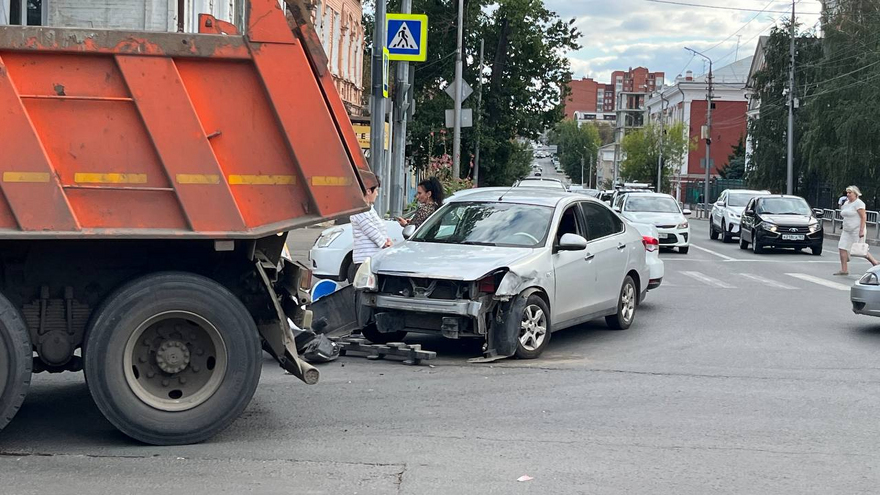 Аварии с грузовиками вызвали крупные заторы в центре Саратова