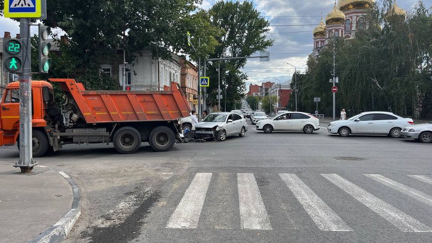 Аварии с грузовиками вызвали крупные заторы в центре Саратова