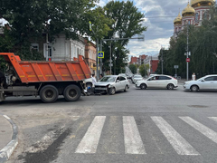 Аварии с грузовиками вызвали крупные заторы в центре Саратова