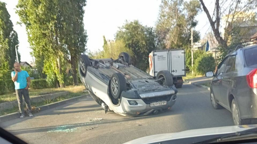В центре Саратова Nissan опрокинулся на крышу