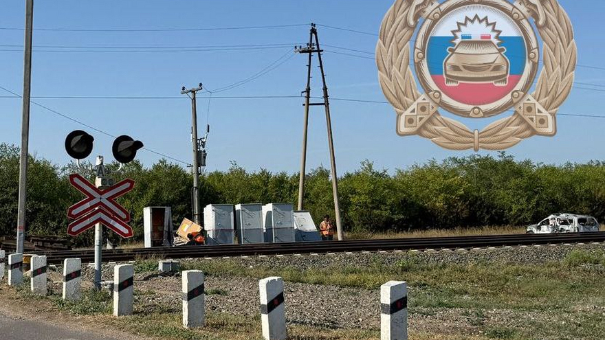 Под Энгельсом пассажирский поезд протаранил машину