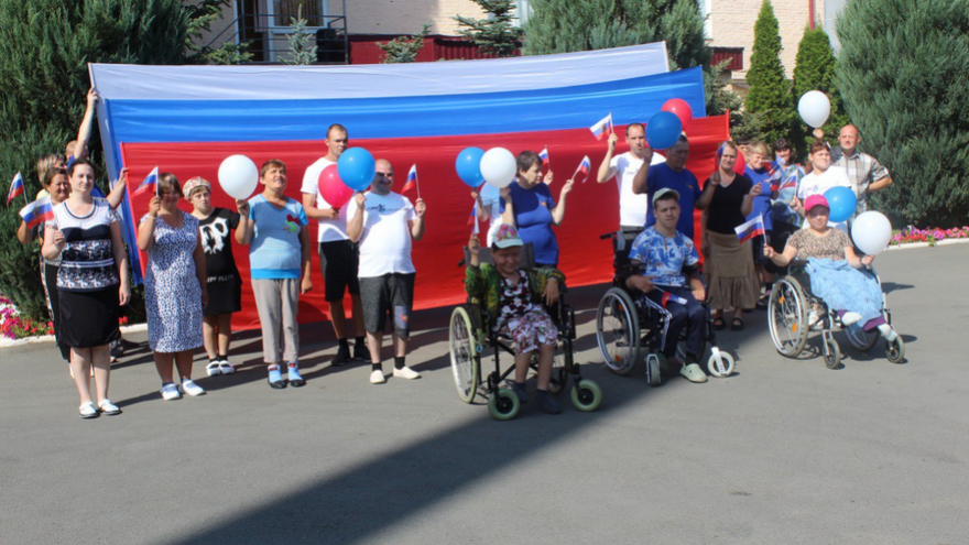 В Энгельсском доме-интернате отпраздновали День Государственного флага