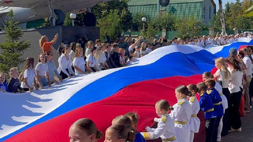 В Энгельсе развернули 140-метровый триколор