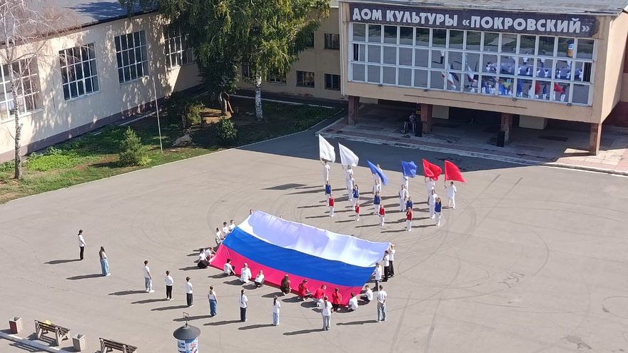 В Энгельсе развернули 140-метровый триколор