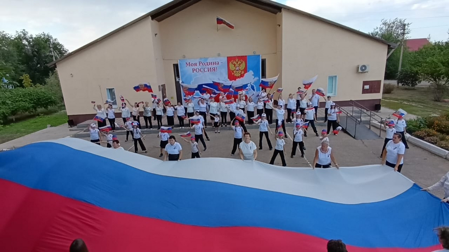 В Энгельсе развернули 140-метровый триколор