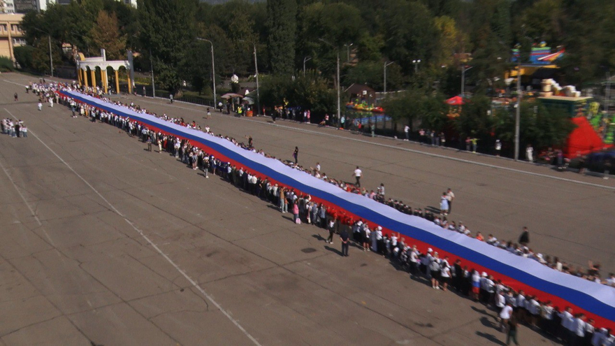 В Энгельсе развернули 140-метровый триколор