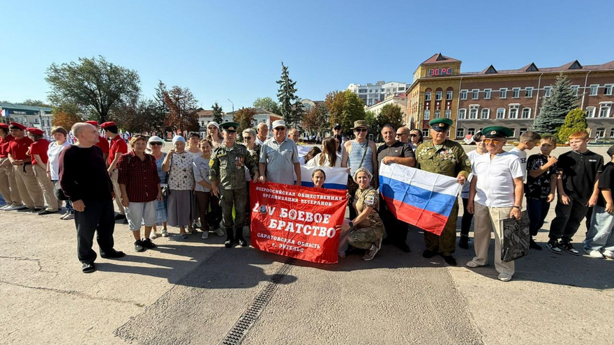 В Энгельсе развернули 140-метровый триколор
