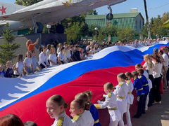 В Энгельсе развернули 140-метровый триколор