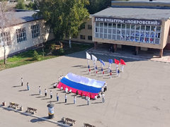 В Энгельсе развернули 140-метровый триколор