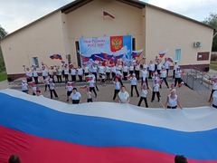 В Энгельсе развернули 140-метровый триколор