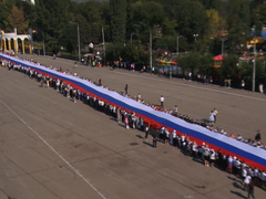 В Энгельсе развернули 140-метровый триколор