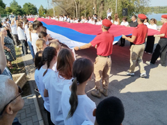 В Энгельсе развернули 140-метровый триколор