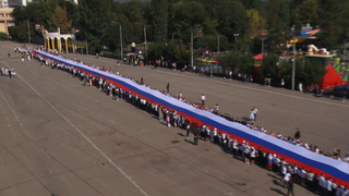 В Энгельсе развернули 140-метровый триколор
