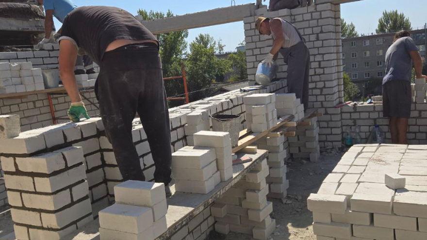 Взрыв газа в Ершове: строители восстанавливают разрушенные квартиры