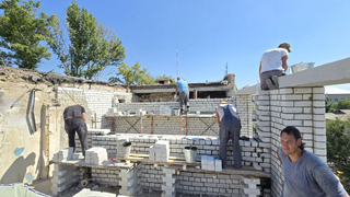 Взрыв газа в Ершове: строители восстанавливают разрушенные квартиры