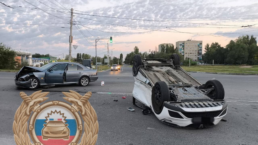 Двое пострадали в перевернувшемся Renault в Балакове