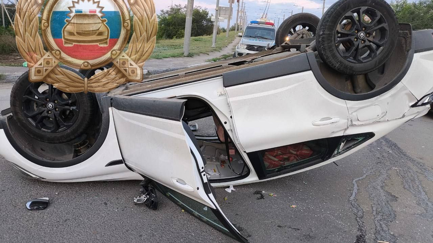 Двое пострадали в перевернувшемся Renault в Балакове