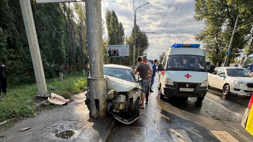 В Саратове десятка впечаталась в столб: есть пострадавшие