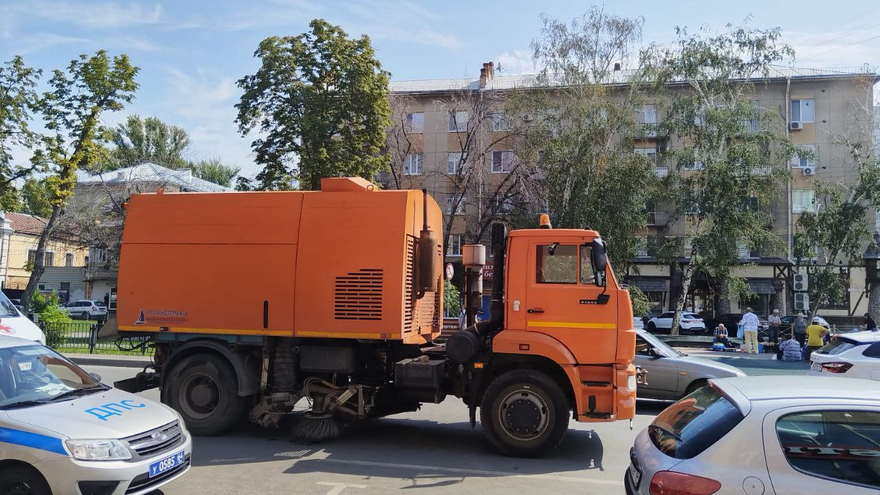 В центре Саратова женщина попала под КамАЗ с щетками
