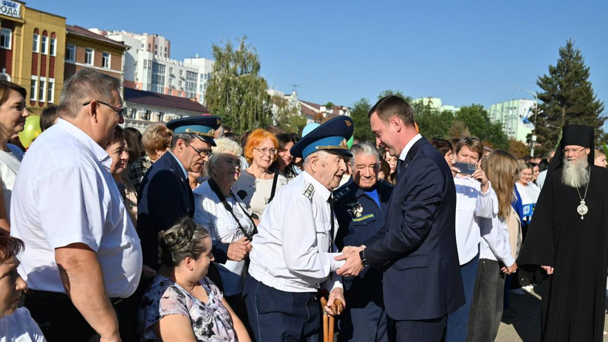 В Энгельсском районе обновили доску почета 