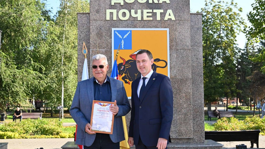 В Энгельсском районе обновили доску почета 