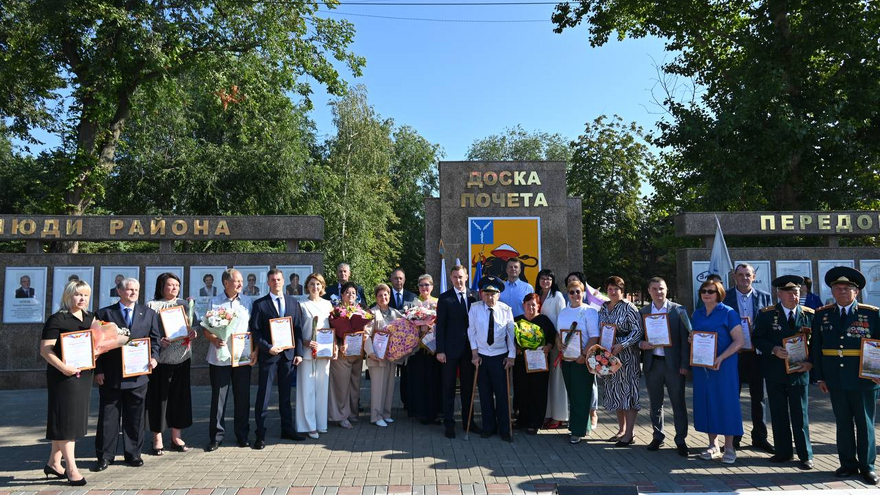 В Энгельсском районе обновили доску почета 