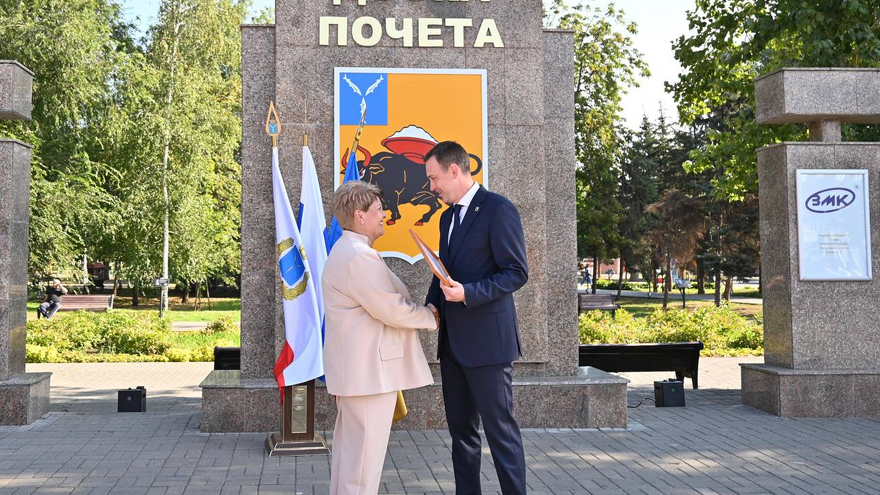 В Энгельсском районе обновили доску почета 