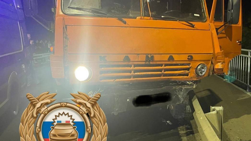 В Аткарске водитель легковушки пострадал в ДТП с КамАЗом