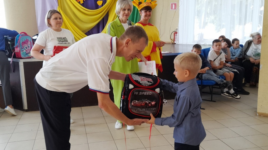 Полицейские помогли детям из неблагополучных семей подготовиться к школе