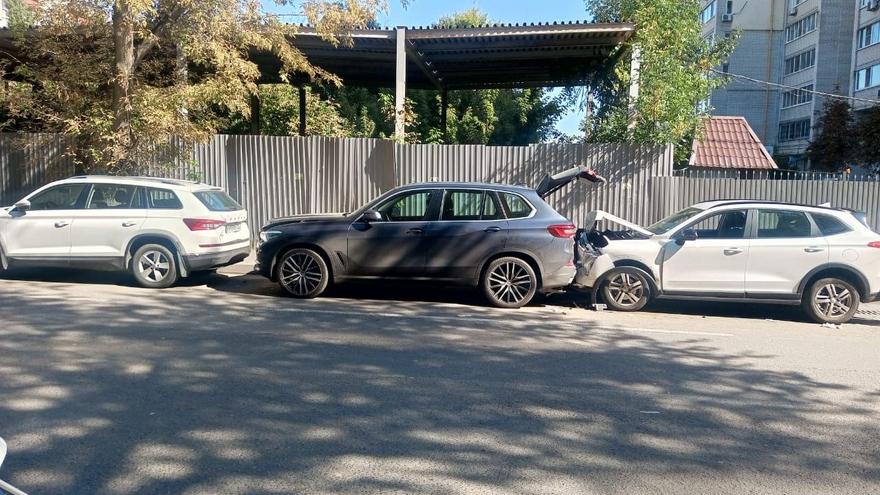 В Саратове две женщины пострадали в массовом ДТП с кроссоверами