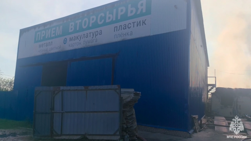 В Саратове тушили 500-метровый пожар на складе вторсырья