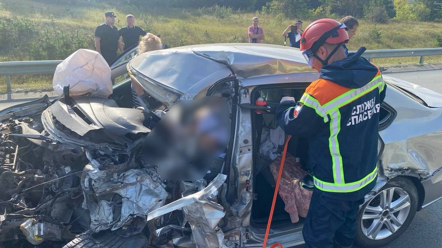 В ДТП под Хвалынском погиб водитель: спасателям пришлось разрезать покореженную машину