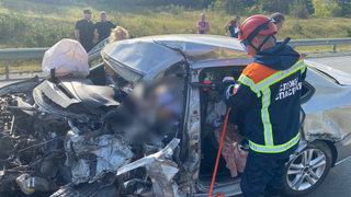 В ДТП под Хвалынском погиб водитель: спасателям пришлось разрезать покореженную машину