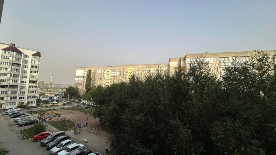 Небо над Саратовом и Энгельсом затянуло серой пеленой: люди жалуются на духоту
