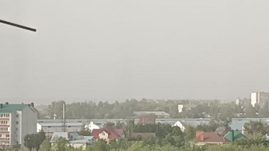 Небо над Саратовом и Энгельсом затянуло серой пеленой: люди жалуются на духоту