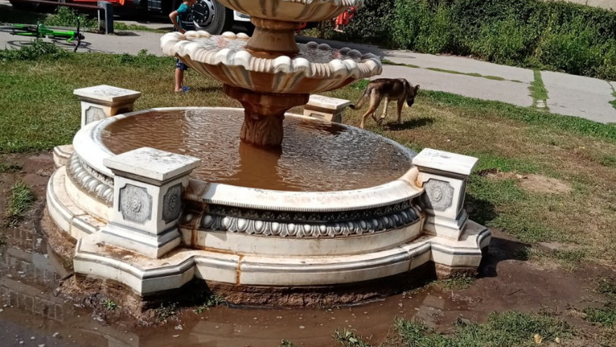 В Энгельсе заметили фонтан с коричневой водой