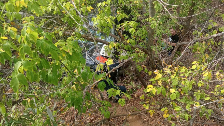 В Саратовской области участника ДТП вытащили из оврага