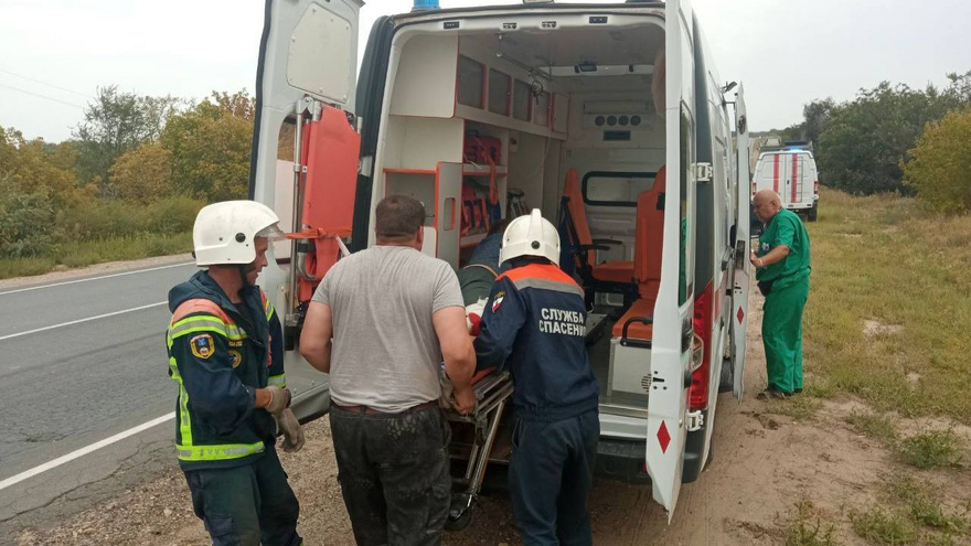 В Саратовской области участника ДТП вытащили из оврага