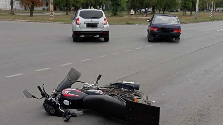 В Балакове кроссовер сбил пожилого мотоциклиста